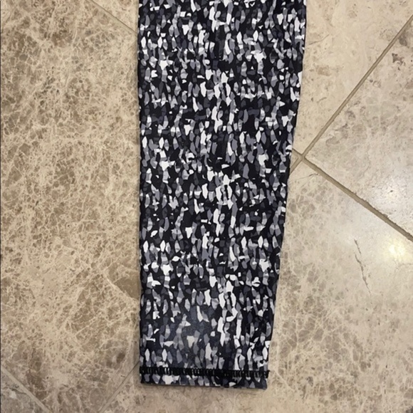 Fabletics Mid-Rise Mesh Powerhold Legging Medium - Picture 10 of 15